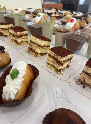 Verschiedene Desserts, darunter Tiramisu und Baba mit Sahne.